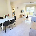 2 Retreat With Pool & Free Wi-fi 拉纳卡