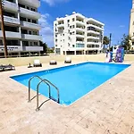 2 Retreat With Pool & Free Wi-fi * Larnaca