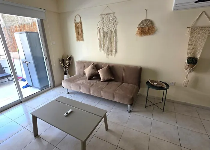 2 Retreat With Pool & Free Wi-fi דירה לרנקה