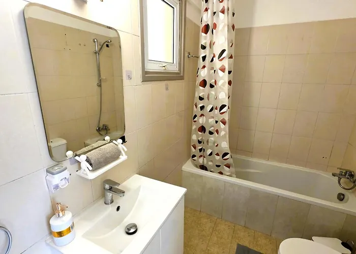 2 Retreat With Pool & Free Wi-fi דירה לרנקה